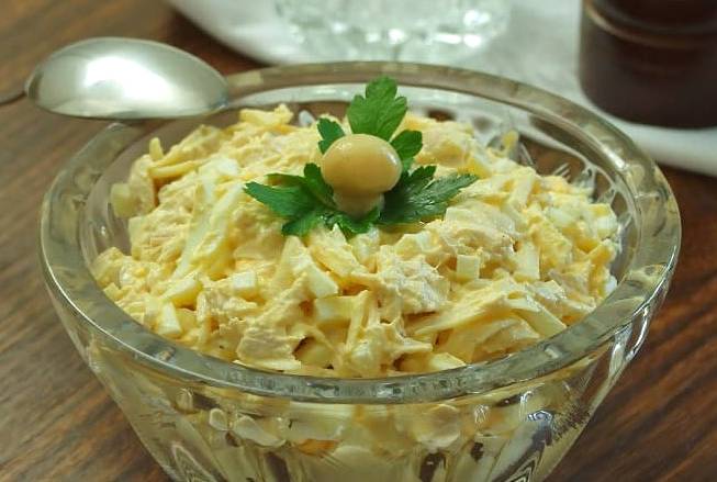 Диетический салат с курицей и яйцами