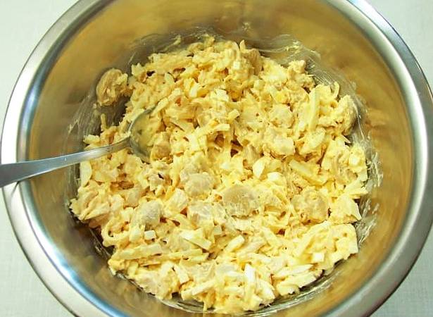 Диетический салат с курицей и яйцами