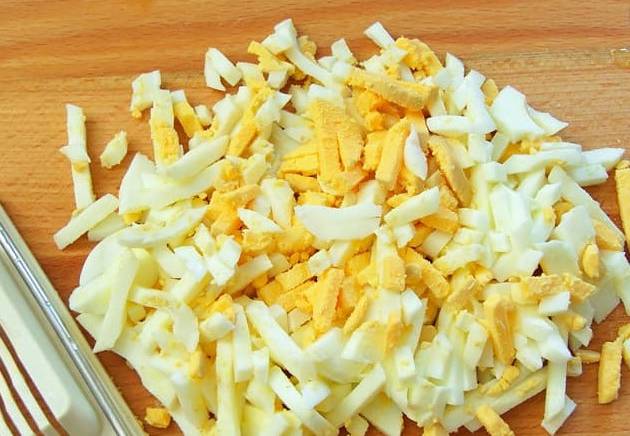 Диетический салат с курицей и яйцами