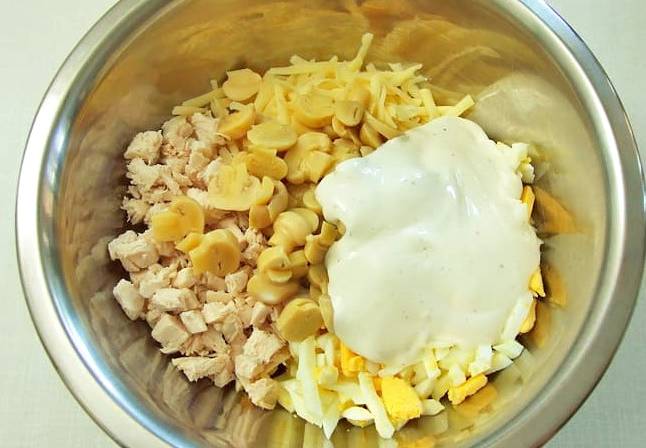 Диетический салат с курицей и яйцами