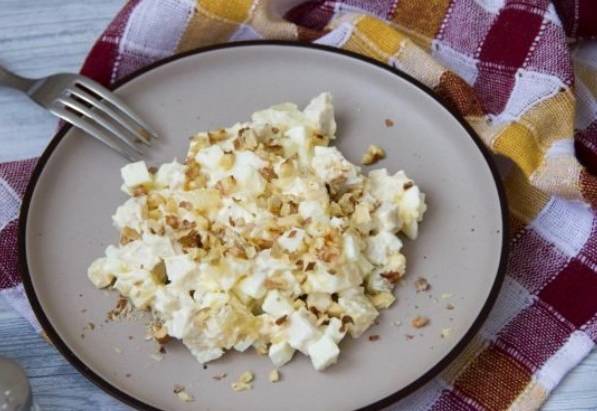 Диетический салат с курицей и ананасами
