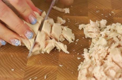 Диетический салат с курицей и ананасами