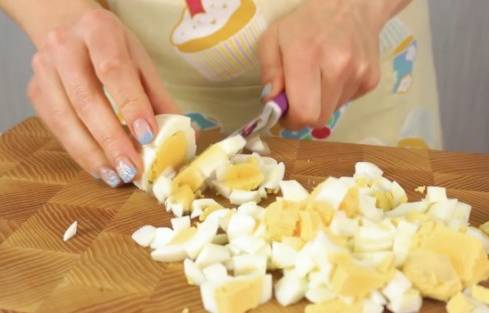 Диетический салат с курицей и ананасами