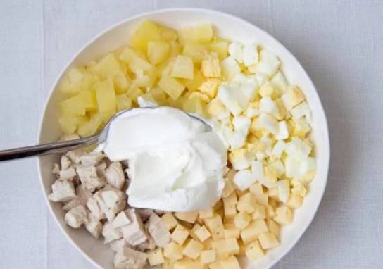 Диетический салат с курицей и ананасами