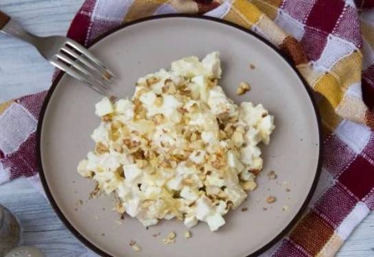 Диетический салат с курицей и ананасами