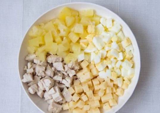 Диетический салат с курицей и ананасами