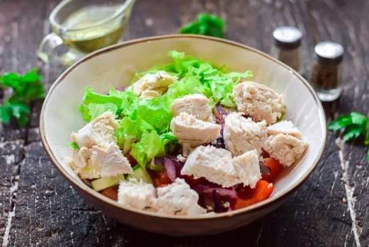 Диетический салат с куриной грудкой