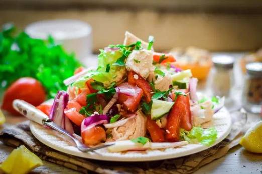 Диетический салат с куриной грудкой