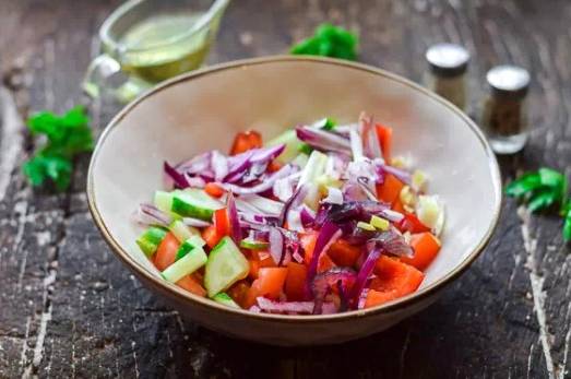 Диетический салат с куриной грудкой