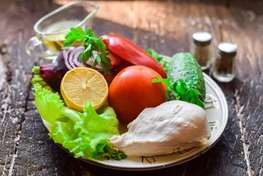 Диетический салат с куриной грудкой