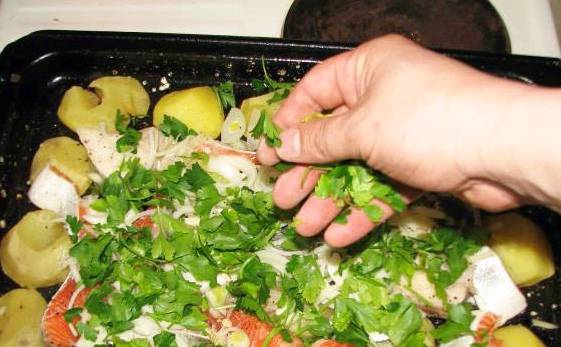 Форель с картошкой и сыром в духовке