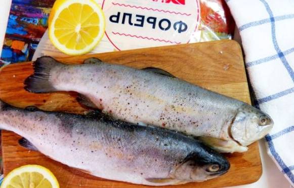 Форель на луковой подушке в духовке