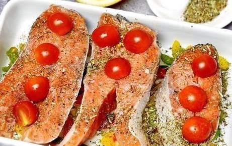 Форель с помидорами и сыром в духовке