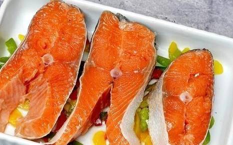 Форель с помидорами и сыром в духовке