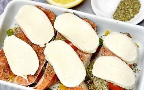Форель с помидорами и сыром в духовке