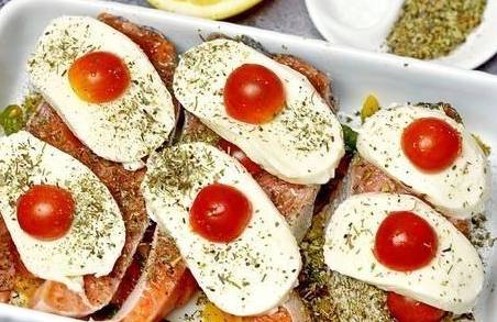 Форель с помидорами и сыром в духовке