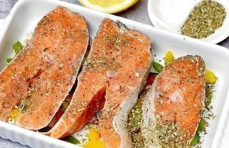 Форель с помидорами и сыром в духовке
