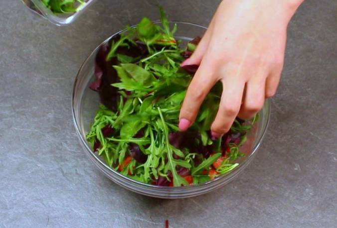 Зеленый салат с морепродуктами
