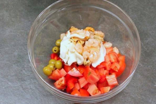 Зеленый салат с морепродуктами