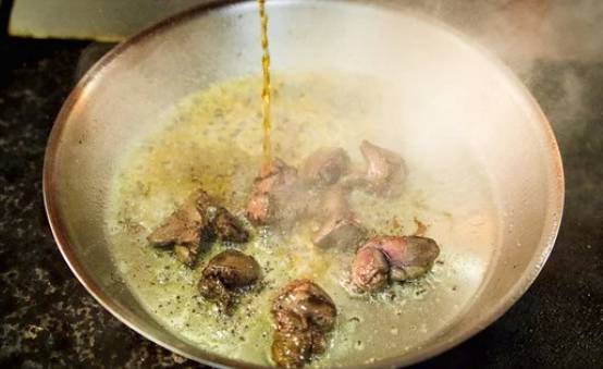 Зеленый салат с куриной печенью