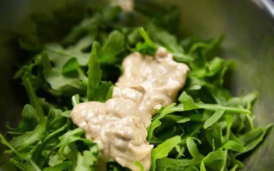 Зеленый салат с куриной печенью