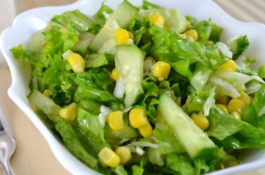 Зеленый салат с кукурузой