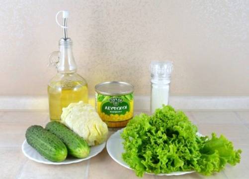 Зеленый салат с кукурузой