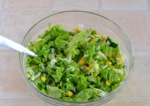 Зеленый салат с кукурузой