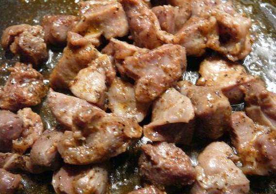 Куриные желудки в горшочках в духовке