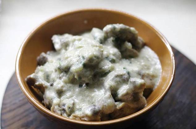 Куриные желудки в сливках на сковороде