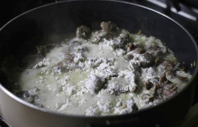 Куриные желудки в сливках на сковороде