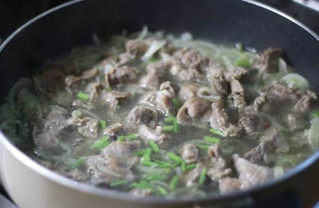 Куриные желудки в сливках на сковороде