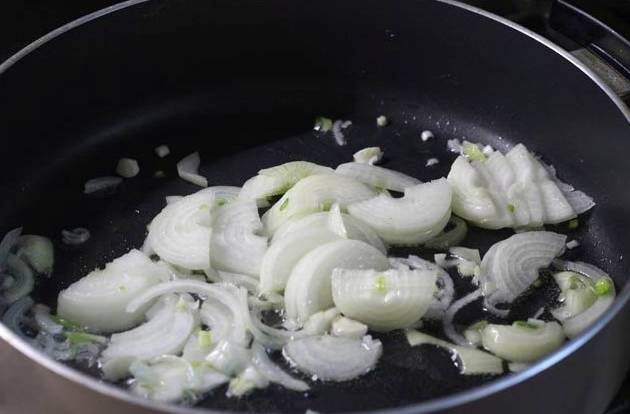 Куриные желудки в сливках на сковороде