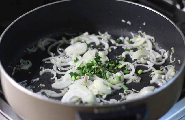 Куриные желудки в сливках на сковороде