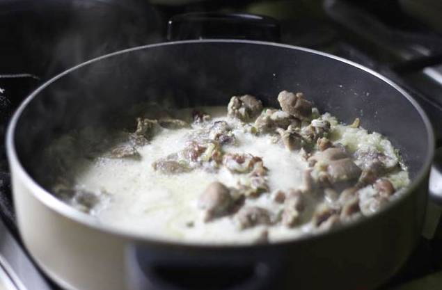 Куриные желудки в сливках на сковороде