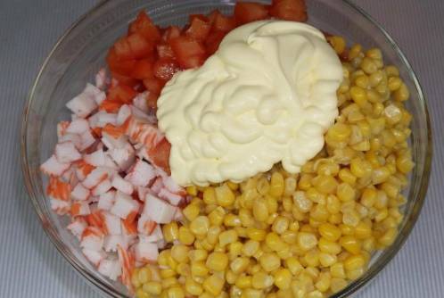 Крабовый салат с помидорами и кукурузой