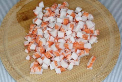 Крабовый салат с помидорами и кукурузой