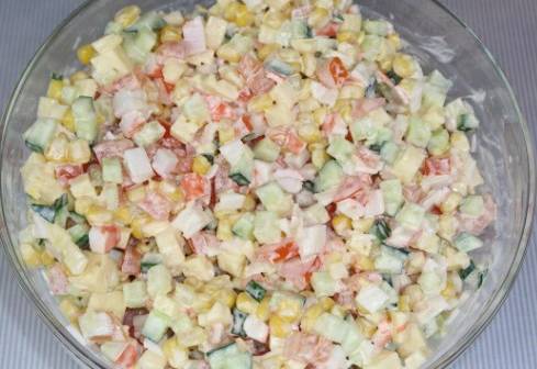 Крабовый салат с помидорами и кукурузой