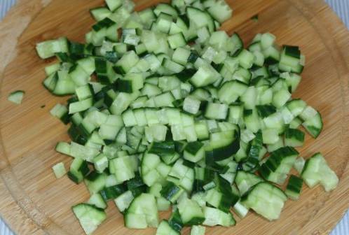 Крабовый салат с помидорами и кукурузой