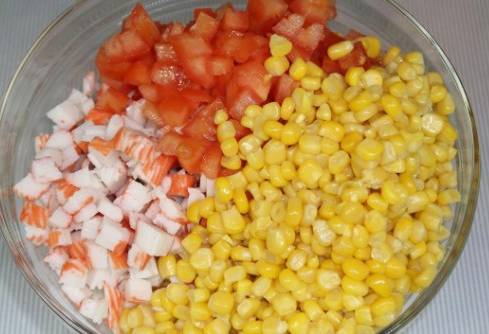 Крабовый салат с помидорами и кукурузой