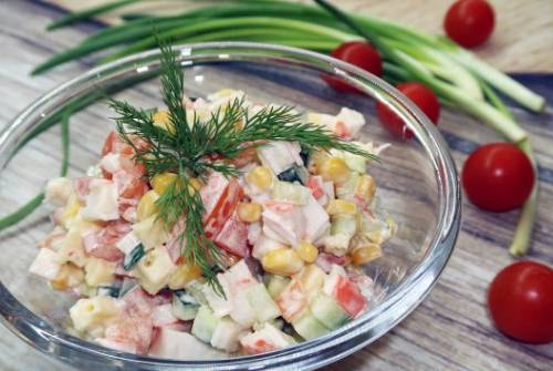Крабовый салат с помидорами и кукурузой