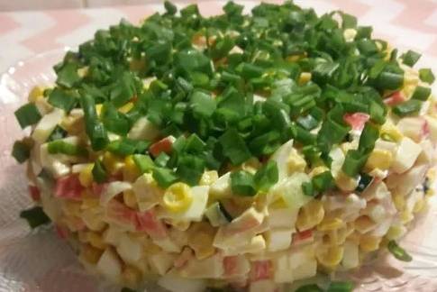 Крабовый салат с плавленым сыром и кукурузой
