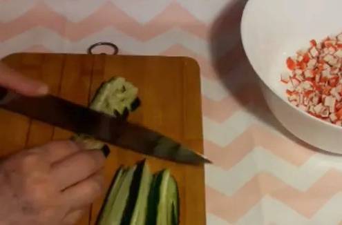 Крабовый салат с плавленым сыром и кукурузой