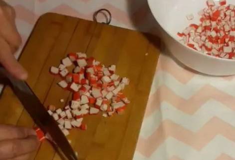 Крабовый салат с плавленым сыром и кукурузой