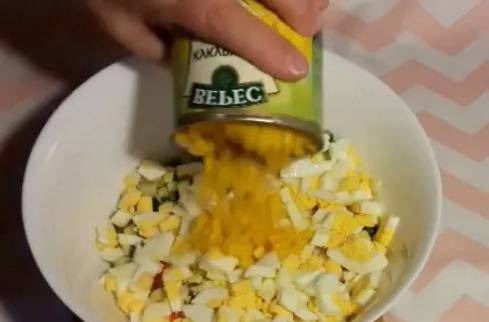 Крабовый салат с плавленым сыром и кукурузой