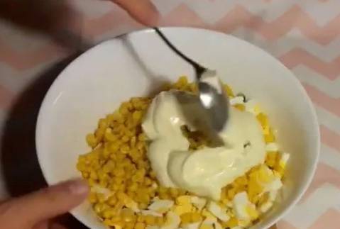 Крабовый салат с плавленым сыром и кукурузой