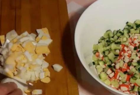 Крабовый салат с плавленым сыром и кукурузой