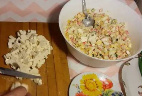 Крабовый салат с плавленым сыром и кукурузой
