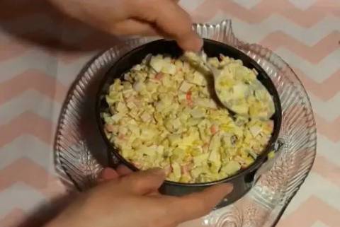 Крабовый салат с плавленым сыром и кукурузой
