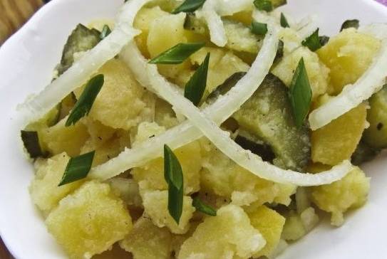 Картофельный салат с солеными огурцами